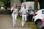Blaricum 14 juni 2015
Rene Froger heeft een surprise feestje voor zijn vrouw Natasja georganiseerd voor haar 50e verjaardag. Het feest vindt plaats in de tuin van hun huis. Dave Heijnerman (op krukken)met vriendin