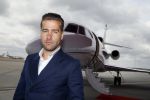 Schiphol OOst 18 juni 2015
Presentatie cast the bodyguard met in de hoofdrollen Romy Monteiro Carolina Dijkhuizen Mark v Eeuwen en Dave Mantel. Albert Verlinde is de producent namens Stage entertainment.
Ze arriveren in het nieuwe prive vliegtuig van John de Mol op schiphol OOst