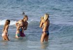 ibiza 29 juli 2015
Wendy v Dijk met Sem Lizzy haar moeder en man Erland Galjaard en zijn kinderen uit eerste huwelijk op strand van Coco beach. Herman den Blijker zijn zoon en vrouw alsmede John Ewbank dochter Day en Kelly Weekers zijn ook aanwezig
