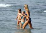 ibiza 29 juli 2015
Wendy v Dijk met Sem Lizzy haar moeder en man Erland Galjaard en zijn kinderen uit eerste huwelijk op strand van Coco beach. Herman den Blijker zijn zoon en vrouw alsmede John Ewbank dochter Day en Kelly Weekers zijn ook aanwezig