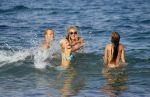 ibiza 29 juli 2015
Wendy v Dijk met Sem Lizzy haar moeder en man Erland Galjaard en zijn kinderen uit eerste huwelijk op strand van Coco beach. Herman den Blijker zijn zoon en vrouw alsmede John Ewbank dochter Day en Kelly Weekers zijn ook aanwezig
