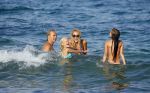 ibiza 29 juli 2015
Wendy v Dijk met Sem Lizzy haar moeder en man Erland Galjaard en zijn kinderen uit eerste huwelijk op strand van Coco beach. Herman den Blijker zijn zoon en vrouw alsmede John Ewbank dochter Day en Kelly Weekers zijn ook aanwezig