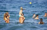 ibiza 29 juli 2015
Wendy v Dijk met Sem Lizzy haar moeder en man Erland Galjaard en zijn kinderen uit eerste huwelijk op strand van Coco beach. Herman den Blijker zijn zoon en vrouw alsmede John Ewbank dochter Day en Kelly Weekers zijn ook aanwezig