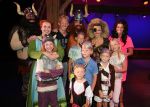 Rotterdam 9 augustus 2015
Edwin Smulders Johnny de Mol en Tomas v d Broek tijdens opnames van het rtl programma Down met Johnny. We gingen naar de premiere naar Wickie de Viking in het nieuwe Luxor. de cast Josje Huisman (Elza Eenoog/ Clodovea)
Remi de Smet (Wickie) 
Marleen van der Loo (Ilva) 
James Cooke (Tjurre) 
Steve Beirnaert (Snorre)
Jeroen Phaff (Vreselijke Sven)
Simon Zwiers (Halvar)
Menno KÃ¶hler (Faxe)
Joris Gootjes (Gorm)
Bas Timmers (Urobe)
Martine de Jager  (Greta)
Christophe Degelin (Piraat)
Remy Vetter (Piraat)
Dirk Kuyt met vrouw en kinderen