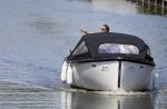 Amsterdam 1 juli 2015
Dirk en Suus Zeelenberg varen met hun sloep (boot) over de amsterdamse grachten