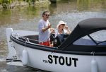Amsterdam 1 juli 2015
Dirk en Suus Zeelenberg varen met hun sloep (boot) over de amsterdamse grachten