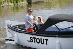 Amsterdam 1 juli 2015
Dirk en Suus Zeelenberg varen met hun sloep (boot) over de amsterdamse grachten