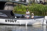 Amsterdam 1 juli 2015
Dirk en Suus Zeelenberg varen met hun sloep (boot) over de amsterdamse grachten