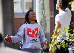 Amsterdam 13 augustus 2015 
Edgar Davids in gesprek met een kennis Amsterdam zuid.