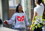 Amsterdam 13 augustus 2015 
Edgar Davids in gesprek met een kennis Amsterdam zuid.