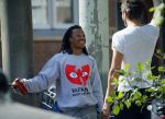 Amsterdam 13 augustus 2015 
Edgar Davids in gesprek met een kennis Amsterdam zuid.