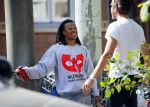 Amsterdam 13 augustus 2015 
Edgar Davids in gesprek met een kennis Amsterdam zuid.