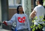 Amsterdam 13 augustus 2015 
Edgar Davids in gesprek met een kennis Amsterdam zuid.
