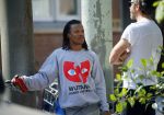 Amsterdam 13 augustus 2015 
Edgar Davids in gesprek met een kennis Amsterdam zuid.