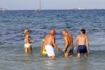 ibiza 29 juli 2015
Wendy v Dijk met Sem Lizzy haar moeder en man Erland Galjaard en zijn kinderen uit eerste huwelijk op strand van Coco beach. Herman den Blijker zijn zoon en vrouw alsmede John Ewbank dochter Day en Kelly Weekers zijn ook aanwezig