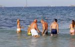 ibiza 29 juli 2015
Wendy v Dijk met Sem Lizzy haar moeder en man Erland Galjaard en zijn kinderen uit eerste huwelijk op strand van Coco beach. Herman den Blijker zijn zoon en vrouw alsmede John Ewbank dochter Day en Kelly Weekers zijn ook aanwezig