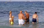 ibiza 29 juli 2015
Wendy v Dijk met Sem Lizzy haar moeder en man Erland Galjaard en zijn kinderen uit eerste huwelijk op strand van Coco beach. Herman den Blijker zijn zoon en vrouw alsmede John Ewbank dochter Day en Kelly Weekers zijn ook aanwezig