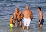 ibiza 29 juli 2015
Wendy v Dijk met Sem Lizzy haar moeder en man Erland Galjaard en zijn kinderen uit eerste huwelijk op strand van Coco beach. Herman den Blijker zijn zoon en vrouw alsmede John Ewbank dochter Day en Kelly Weekers zijn ook aanwezig