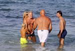 ibiza 29 juli 2015
Wendy v Dijk met Sem Lizzy haar moeder en man Erland Galjaard en zijn kinderen uit eerste huwelijk op strand van Coco beach. Herman den Blijker zijn zoon en vrouw alsmede John Ewbank dochter Day en Kelly Weekers zijn ook aanwezig