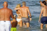 ibiza 29 juli 2015
Wendy v Dijk met Sem Lizzy haar moeder en man Erland Galjaard en zijn kinderen uit eerste huwelijk op strand van Coco beach. Herman den Blijker zijn zoon en vrouw alsmede John Ewbank dochter Day en Kelly Weekers zijn ook aanwezig