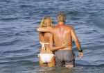 ibiza 29 juli 2015
Wendy v Dijk met Sem Lizzy haar moeder en man Erland Galjaard en zijn kinderen uit eerste huwelijk op strand van Coco beach. Herman den Blijker zijn zoon en vrouw alsmede John Ewbank dochter Day en Kelly Weekers zijn ook aanwezig