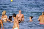 ibiza 29 juli 2015
Wendy v Dijk met Sem Lizzy haar moeder en man Erland Galjaard en zijn kinderen uit eerste huwelijk op strand van Coco beach. Herman den Blijker zijn zoon en vrouw alsmede John Ewbank dochter Day en Kelly Weekers zijn ook aanwezig