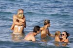 ibiza 29 juli 2015
Wendy v Dijk met Sem Lizzy haar moeder en man Erland Galjaard en zijn kinderen uit eerste huwelijk op strand van Coco beach. Herman den Blijker zijn zoon en vrouw alsmede John Ewbank dochter Day en Kelly Weekers zijn ook aanwezig