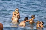 ibiza 29 juli 2015
Wendy v Dijk met Sem Lizzy haar moeder en man Erland Galjaard en zijn kinderen uit eerste huwelijk op strand van Coco beach. Herman den Blijker zijn zoon en vrouw alsmede John Ewbank dochter Day en Kelly Weekers zijn ook aanwezig