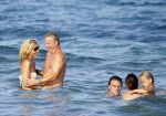 ibiza 29 juli 2015
Wendy v Dijk met Sem Lizzy haar moeder en man Erland Galjaard en zijn kinderen uit eerste huwelijk op strand van Coco beach. Herman den Blijker zijn zoon en vrouw alsmede John Ewbank dochter Day en Kelly Weekers zijn ook aanwezig