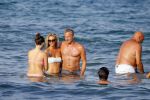 ibiza 29 juli 2015
Wendy v Dijk met Sem Lizzy haar moeder en man Erland Galjaard en zijn kinderen uit eerste huwelijk op strand van Coco beach. Herman den Blijker zijn zoon en vrouw alsmede John Ewbank dochter Day en Kelly Weekers zijn ook aanwezig