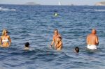 ibiza 29 juli 2015
Wendy v Dijk met Sem Lizzy haar moeder en man Erland Galjaard en zijn kinderen uit eerste huwelijk op strand van Coco beach. Herman den Blijker zijn zoon en vrouw alsmede John Ewbank dochter Day en Kelly Weekers zijn ook aanwezig