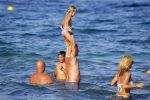 ibiza 29 juli 2015
Wendy v Dijk met Sem Lizzy haar moeder en man Erland Galjaard en zijn kinderen uit eerste huwelijk op strand van Coco beach. Herman den Blijker zijn zoon en vrouw alsmede John Ewbank dochter Day en Kelly Weekers zijn ook aanwezig