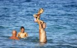 ibiza 29 juli 2015
Wendy v Dijk met Sem Lizzy haar moeder en man Erland Galjaard en zijn kinderen uit eerste huwelijk op strand van Coco beach. Herman den Blijker zijn zoon en vrouw alsmede John Ewbank dochter Day en Kelly Weekers zijn ook aanwezig