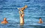 ibiza 29 juli 2015
Wendy v Dijk met Sem Lizzy haar moeder en man Erland Galjaard en zijn kinderen uit eerste huwelijk op strand van Coco beach. Herman den Blijker zijn zoon en vrouw alsmede John Ewbank dochter Day en Kelly Weekers zijn ook aanwezig