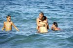 ibiza 29 juli 2015
Wendy v Dijk met Sem Lizzy haar moeder en man Erland Galjaard en zijn kinderen uit eerste huwelijk op strand van Coco beach. Herman den Blijker zijn zoon en vrouw alsmede John Ewbank dochter Day en Kelly Weekers zijn ook aanwezig