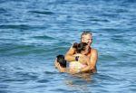 ibiza 29 juli 2015
Wendy v Dijk met Sem Lizzy haar moeder en man Erland Galjaard en zijn kinderen uit eerste huwelijk op strand van Coco beach. Herman den Blijker zijn zoon en vrouw alsmede John Ewbank dochter Day en Kelly Weekers zijn ook aanwezig