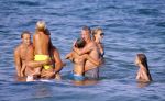 ibiza 29 juli 2015
Wendy v Dijk met Sem Lizzy haar moeder en man Erland Galjaard en zijn kinderen uit eerste huwelijk op strand van Coco beach. Herman den Blijker zijn zoon en vrouw alsmede John Ewbank dochter Day en Kelly Weekers zijn ook aanwezig