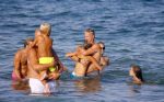 ibiza 29 juli 2015
Wendy v Dijk met Sem Lizzy haar moeder en man Erland Galjaard en zijn kinderen uit eerste huwelijk op strand van Coco beach. Herman den Blijker zijn zoon en vrouw alsmede John Ewbank dochter Day en Kelly Weekers zijn ook aanwezig