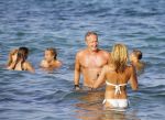 ibiza 29 juli 2015
Wendy v Dijk met Sem Lizzy haar moeder en man Erland Galjaard en zijn kinderen uit eerste huwelijk op strand van Coco beach. Herman den Blijker zijn zoon en vrouw alsmede John Ewbank dochter Day en Kelly Weekers zijn ook aanwezig