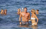 ibiza 29 juli 2015
Wendy v Dijk met Sem Lizzy haar moeder en man Erland Galjaard en zijn kinderen uit eerste huwelijk op strand van Coco beach. Herman den Blijker zijn zoon en vrouw alsmede John Ewbank dochter Day en Kelly Weekers zijn ook aanwezig