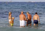 ibiza 29 juli 2015
Wendy v Dijk met Sem Lizzy haar moeder en man Erland Galjaard en zijn kinderen uit eerste huwelijk op strand van Coco beach. Herman den Blijker zijn zoon en vrouw alsmede John Ewbank dochter Day en Kelly Weekers zijn ook aanwezig