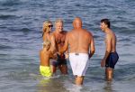 ibiza 29 juli 2015
Wendy v Dijk met Sem Lizzy haar moeder en man Erland Galjaard en zijn kinderen uit eerste huwelijk op strand van Coco beach. Herman den Blijker zijn zoon en vrouw alsmede John Ewbank dochter Day en Kelly Weekers zijn ook aanwezig