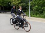 Amsterdam 18 juni 2015
Frank Rijkaard met zijn vrouw op de fiets in het vondelpark.