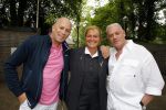 Blaricum 14 juni 2015
Rene Froger heeft een surprise feestje voor zijn vrouw Natasja georganiseerd voor haar 50e verjaardag. Het feest vindt plaats in de tuin van hun huis. Charlie Janssen Frank Schmitt met een vrouwelijke collega
