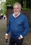 Blaricum 14 juni 2015
Rene Froger heeft een surprise feestje voor zijn vrouw Natasja georganiseerd voor haar 50e verjaardag. Het feest vindt plaats in de tuin van hun huis. Frank Wisse