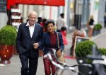 Den Haag 16 juli 2015
Verjaardagsfeestje Frits Huffnagel in Den Haag. Gerrit Zalm met vrouw