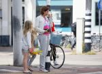 Amsterdam 8 juli 2015
Isa Hoes met dochter Vlinder en een vriendinnetje. Isa heeft een nieuw kapsel.