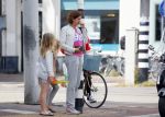 Amsterdam 8 juli 2015
Isa Hoes met dochter Vlinder en een vriendinnetje. Isa heeft een nieuw kapsel.