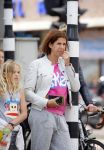 Amsterdam 8 juli 2015
Isa Hoes met dochter Vlinder en een vriendinnetje. Isa heeft een nieuw kapsel.