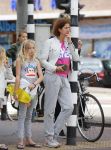 Amsterdam 8 juli 2015
Isa Hoes met dochter Vlinder en een vriendinnetje. Isa heeft een nieuw kapsel.